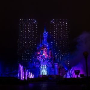 Disneyland Paris célèbre Notre-Dame avec un show de drones spectaculaire