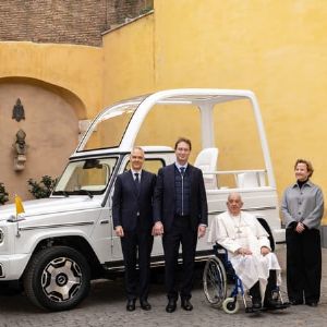 La papamobile du Pape François devient électrique grâce à Mercedes