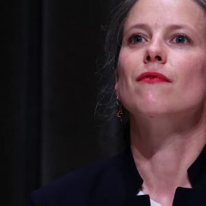 "Lucie Castets appelle à un changement de cap politique suite à la censure de Michel Barnier"