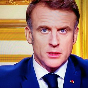 Macron réagit avec colère après la censure : un tournant?