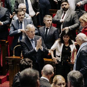 Michel Barnier adresse ses encouragements à son successeur dans cette Assemblée complexe