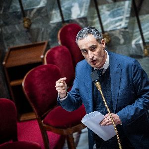 "Nicolas Thierry, député écologiste, lance un avertissement à gauche pour une éventuelle présidentielle anticipée"