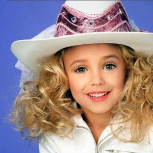 Que deviennent les parents de JonBenét Ramsey, la mini Miss assassinée en 1996 ?