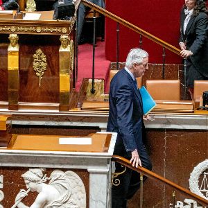 Réformes fiscales et sociales en suspens suite au départ de Michel Barnier