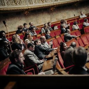 "Suite à la censure de Barnier, l'avenir incertain du NFP"