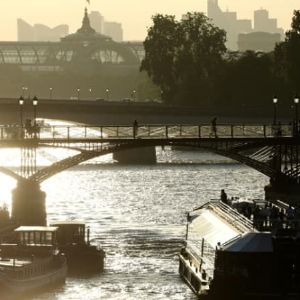 Trafic fluvial à l'arrêt autour de Notre-Dame de Paris pour sa réouverture