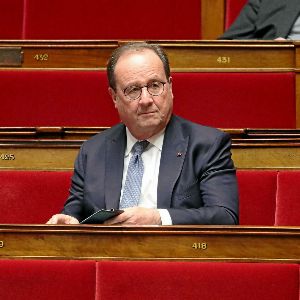 Des agriculteurs murant les permanences de députés en signe de protestation