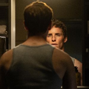 Eddie Redmayne incarne un redoutable tueur à gages dans la série The Day of the Jackal