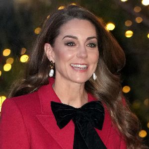 "Kate Middleton brille en look de Noël et talons hauts pour sa sortie solo"