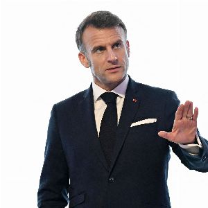 Macron en quête d’un Premier ministre, avancée des rebelles sur Homs en Syrie et arrestation de Petitot en Martinique : l'actualité du vendredi matin