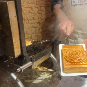 Mulhouse célèbre sa traditionnelle gaufre croquante au marché de Noël