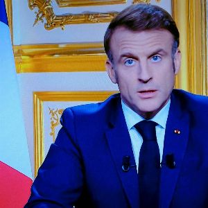 Réactions politiques vives suite à l'allocution de Macron