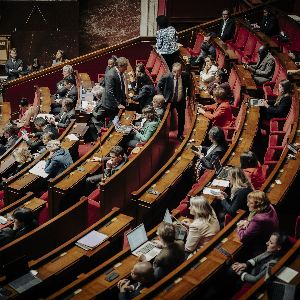 "Risques et discussions lors de la rencontre entre Macron et les socialistes"