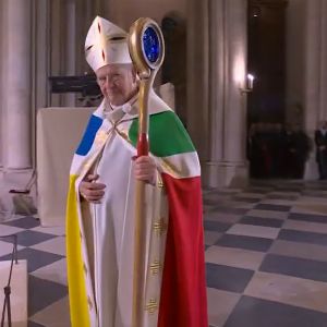 Réactions amusées à la tenue de l’archevêque de Paris lors de la réouverture de Notre-Dame