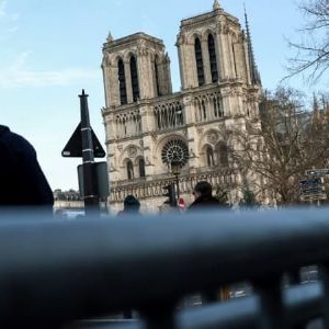 Redécouverte de Notre-Dame par les Parisiens et les touristes : entre admiration et frustration