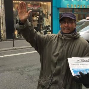 "Ali, le dernier crieur de journaux à Paris : portrait d'un vendeur hors du commun"