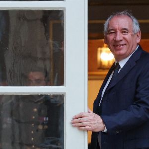 Bayrou envisagé comme prochain Premier ministre, se tient prêt à "aider"