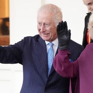 Charles et Camilla dévoilent leur carte de vœux 2024 dans un climat familial difficile