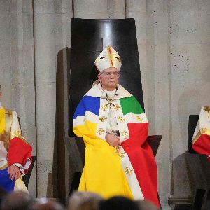 Couleurs et réactions vives pour les créations de Jean-Charles de Castelbajac à Notre-Dame