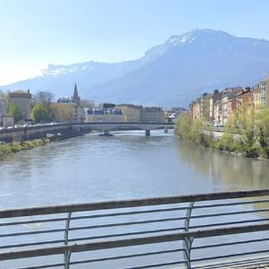 Jeune femme poussée d'un pont à Grenoble par un inconnu