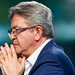 Mélenchon met en garde le PS contre une alliance avec Macron