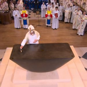 Première messe historique à Notre-Dame de Paris avec consécration du nouvel autel