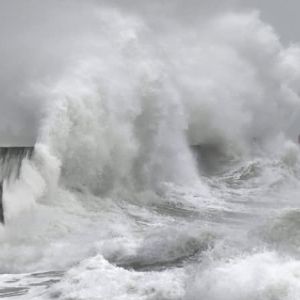 Tempête Darragh provoque des coupures d'électricité en Bretagne et Normandie