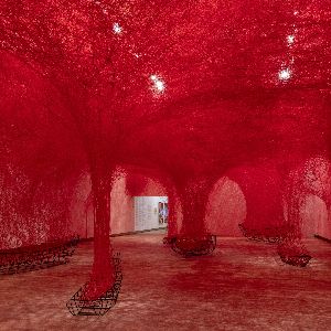 Chiharu Shiota expose ses installations immersives au Grand Palais