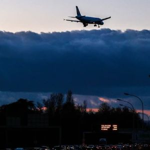 "Incroyable : L'impressionnant atterrissage perturbé du vol Lyon-Caen à cause de la tempête Darragh"