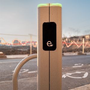 "Découvrez comment les bornes de recharge révolutionnent l'autonomie des voitures électriques en France !"