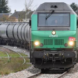 "Découvrez pourquoi un gigantesque train de 550 mètres traverse Cherbourg-en-Cotentin"