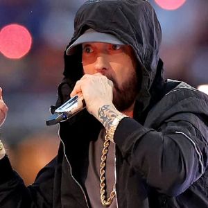 "Eminem enflamme la scène en rendant hommage à sa mère récemment décédée"