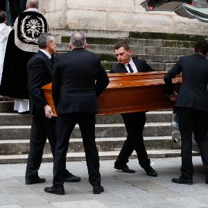 "Foule de célébrités aux obsèques de Niels Arestrup : Cantona, Bruel, Attal, Dupontel… des adieux émouvants en images"