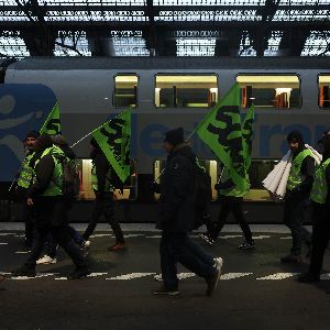 "Grève illimitée à la SNCF : pourquoi le trafic n'est que peu perturbé ?"