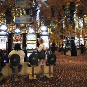 "Incroyable jackpot à 2 centimes : une cliente remporte 50 000 euros au casino de Pornichet"