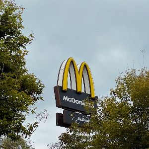 "Incroyable : un homme amène son cheval au drive-in McDonald's et la réaction est surprenante"