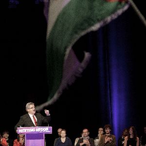 "Jean-Luc Mélenchon galvanise les foules en Ille-et-Vilaine en défendant la motion de censure"