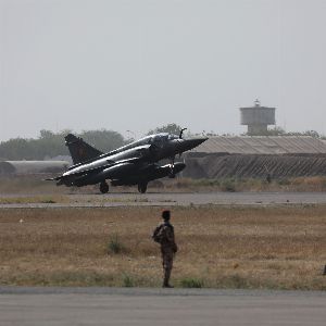 "La France retire ses avions de chasse du Tchad : le début de la fin d'une ère militaire en Afrique?"