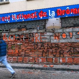 "Les agriculteurs en colère : attaques contre les députés ayant voté la motion de censure contre Barnier"