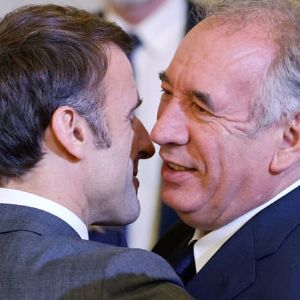 "Macron et Bayrou en tête-à-tête avant une réunion cruciale à l'Élysée"