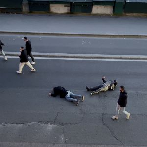 "Nouvelle vidéo choquante : des policiers d'un commissariat parisien filmés en train de commettre des violences en pleine rue"