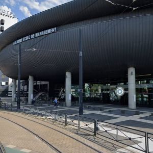 "Scandale à l'EM Grenoble: étudiants sanctionnés pour vidéos racistes"