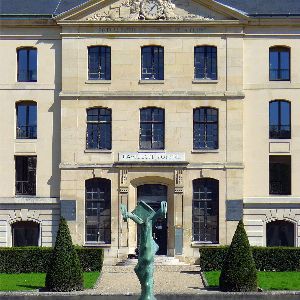 "Scandale à Polytechnique : une sculpture de Meret Oppenheim volatilisée, une querelle artistique enflamme le Quartier Latin"