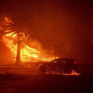 "Urgence à Malibu : Incendie en explosion, 6 000 personnes évacuées !"