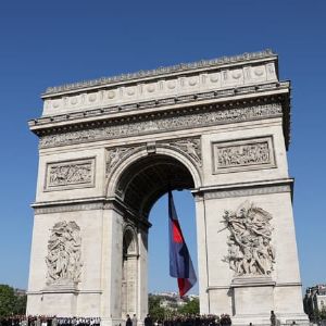 "Alerte à la bombe : évacuation autour de l'Arc de Triomphe de Paris"