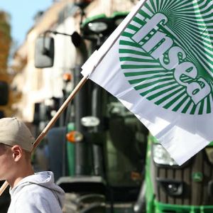 "Chaos sur l'autoroute A16 à cause des agriculteurs en colère près de Calais"