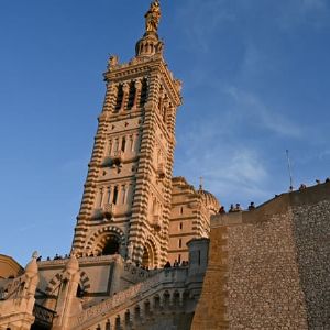 "Découvrez les grands travaux de restauration de Notre-Dame de la Garde à Marseille!"