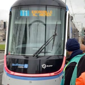 "Découvrez les nouvelles rames ultra-modernes de la ligne de tramway T1 en Île-de-France !"