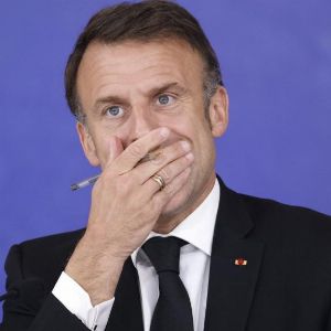 "Emmanuel Macron maintient le suspense politique malgré la présence de Michel Barnier et des ministres"