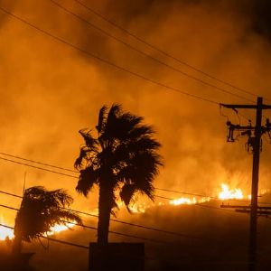 "Images choc : mégafeu à Malibu, évacuation massive en Californie"